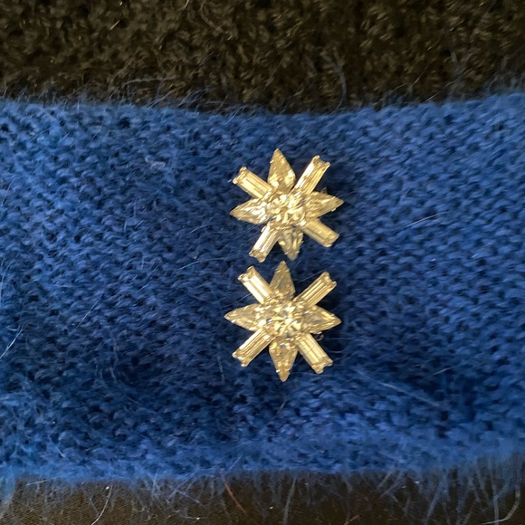 Hand knit black merino wool and blue angora wool hat with vintage pins - Picture 2 of 4